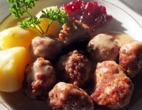 Boulette de viande, sauce à la crème et confiture d'airelles