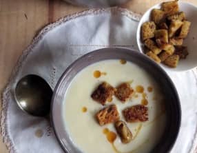 Crème de chou-fleur, Beaufort et croûtons à la moutarde