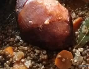 Lentilles vertes au jambonneau grillé