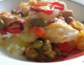 Gratin de pommes de terre, petits pois et viande à la crème