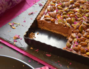 Tarte chocolat, rose et pistaches