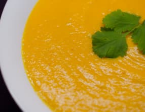 Soupe de carottes et de pois chiches au curry