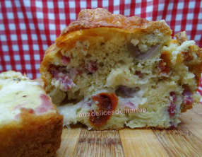 Cake aux cœurs d'artichauts, tomates confites, olives, mozzarella et bacon