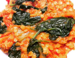 Dahl de lentilles corail et épinards