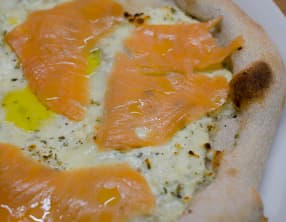 Pizza au fromage frais aux fines herbes et au saumon