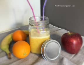 Jus de fruits frais oranges pommes banane à l’extracteur de jus