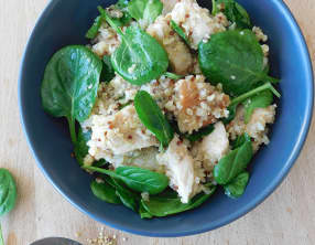 Salade tiède de poulet au quinoa et pousses d'épinard