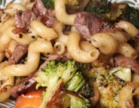 Wok de bœuf mariné, pâtes et légumes