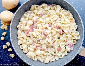 Pâtes speck et crème de pommes de terre