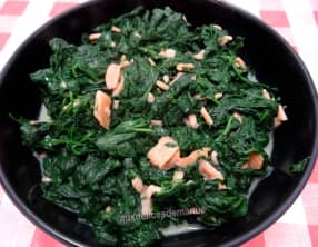 Épinards à la crème et truite fumée