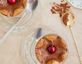 Charlotte chocolat-café au tofu soyeux dans un verre