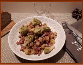Poêlée de pommes de terre, chou romanesco et poitrine fumée.