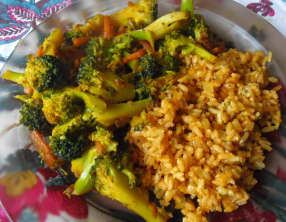 Nasi goreng vegan au brocoli et à la carotte