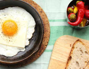 Oeuf frit au fromage grec