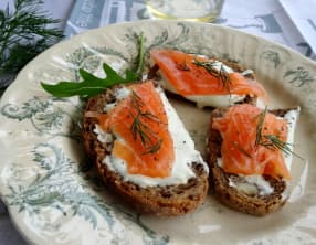 Tartines au saumon et crème au wasabi