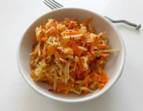 Salade de chou-rave, carotte, pomme et raisins secs