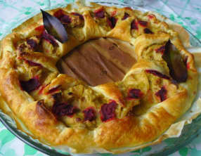 Couronne feuilletée vegan de betteraves et de poireaux à la sauce moutarde et ail