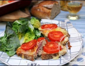 Tartines savoyardes gratinées au jambon, fromage et vin blanc