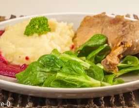 Confit de canard, purée de céleri et betterave