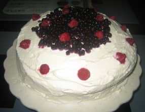 Gâteau fourré à la crème fouettée et aux fruits rouges