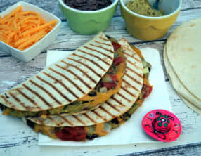 Quesadillas avocat, purée de haricots rouges, légumes, cheddar