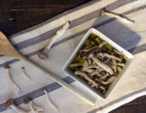 Champignons marinés à l'ail et aux herbes de Provence
