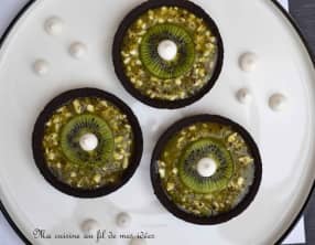 Tartelettes chocolat noir aux kiwis et crumble de meringue