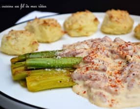 Poireaux braisés, crème aux lardons fumés, paprika et parmesan