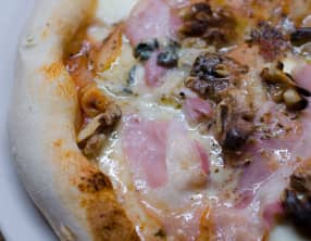 Pizza au bacon, au bleu et aux noix