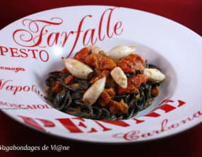 Spaghetti à l'encre de seiche, calamars et sauce poivron-chorizo