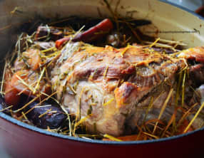 Gigot d'agneau de Pâques cuit au foin