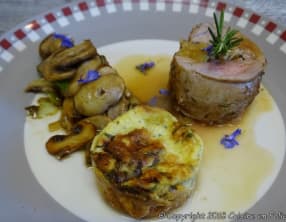 Filet mignon farci au bacon, pommes et camembert , poêlée de champignons, flan de courgette