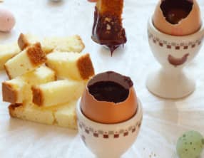 Oeufs à la ganache de chocolat et caramel au beurre salé avec ses mouillettes