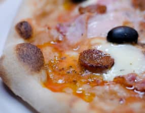 Pizza au chorizo et au bacon