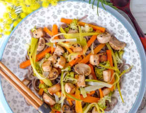 Nouilles soba sautées aux légumes et tofu