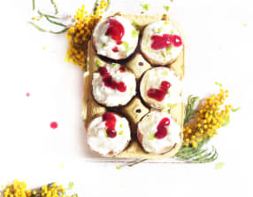 Mousse au chocolat blanc et coulis de framboises