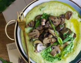 Polenta crémeuse aux champignons et à l'ail des ours