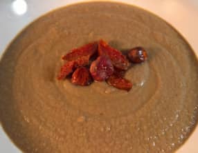 Soupe de choux fleur, champignons et topping aux noisettes et chorizo