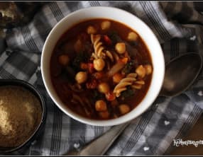 Soupe à la tomate , pois chiches et pâtes complètes