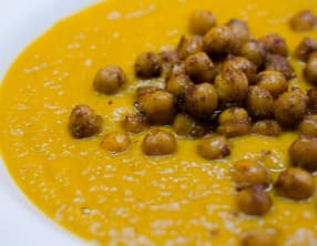 Soupe de carottes aux épices et ses pois chiches rôtis