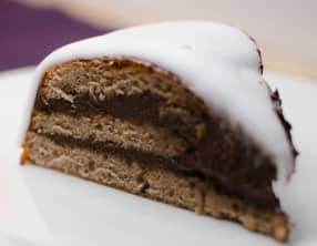 Gâteau tout chocolat recouvert de pâte à sucre