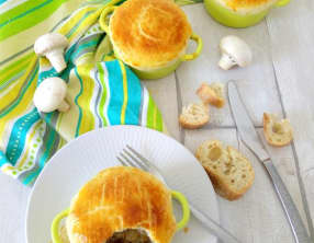 Mini cocotte feuilletée au poulet et champignons