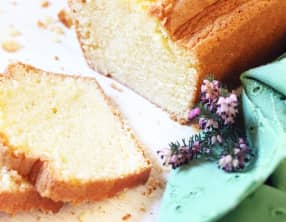 Quatre quarts parfumé à la fleur d'oranger