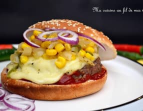 Burgers à la mexicaine, salsa d'oignons, maïs et piments