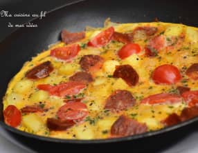 Omelette aux pommes de terre, tomates cerise et chorizo