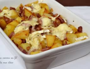 Gratin de pommes de terre aux oignons, lardons fumés et Camembert