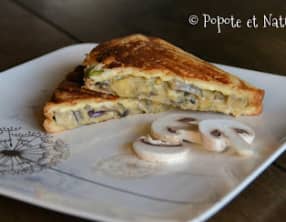 Croque monsieur aux champignons, courgette, oignon rouge et fromage frais