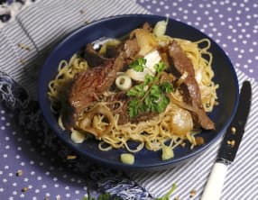 Nouilles chinoises et boeuf sauté à la coriandre et aux herbes