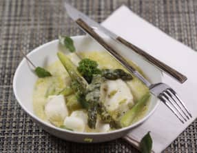 Asperges vertes et cabillaud en bouillon d'oignon crémé