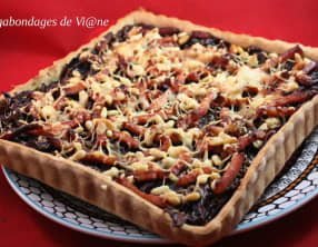 Tarte oignons, lardons et pignons